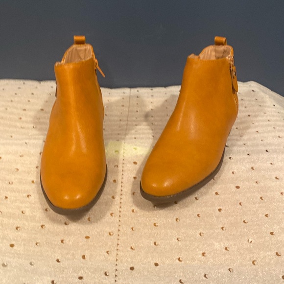 Shoes - 6 Brown Short boots - zippers on both sides - lightly work